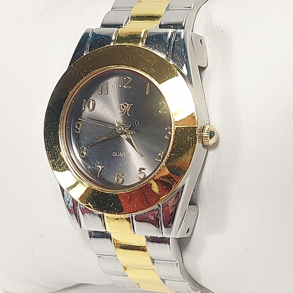 La Rochelle Gold Silver Tone Clamshell Bracelet Ladies Watch, New Battery - Picture 3 of 8